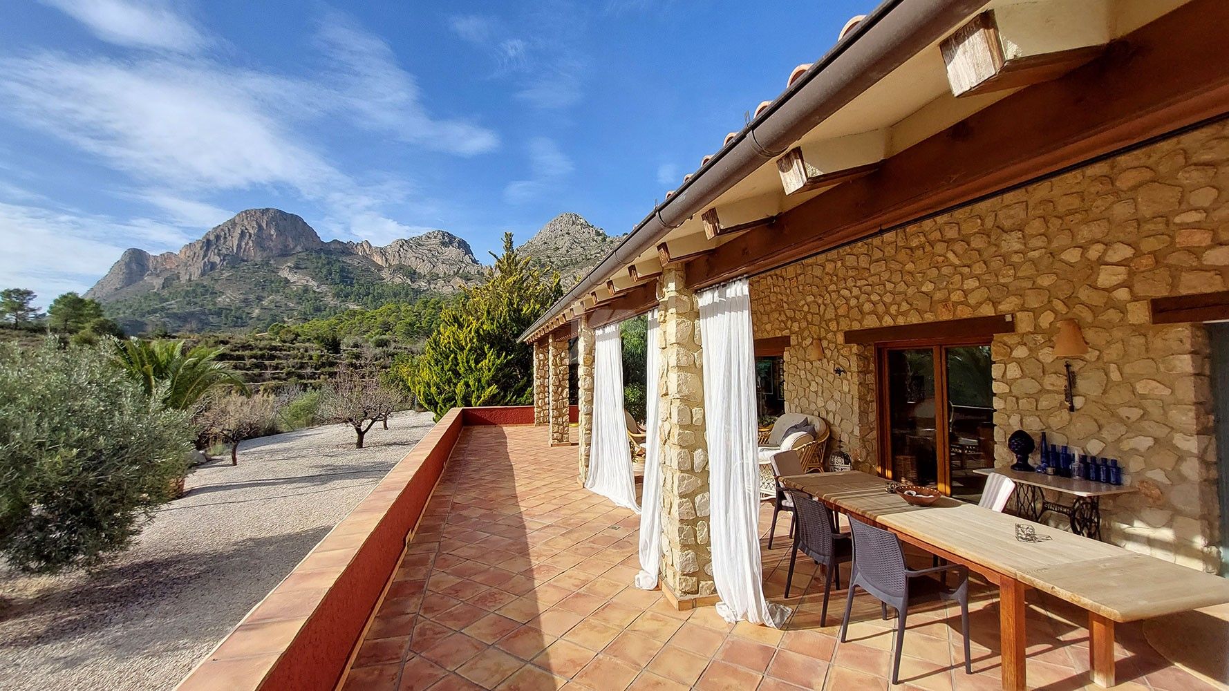 Rustic farm for sale with sea and mountain views in Finestrat, Costa Blanca.