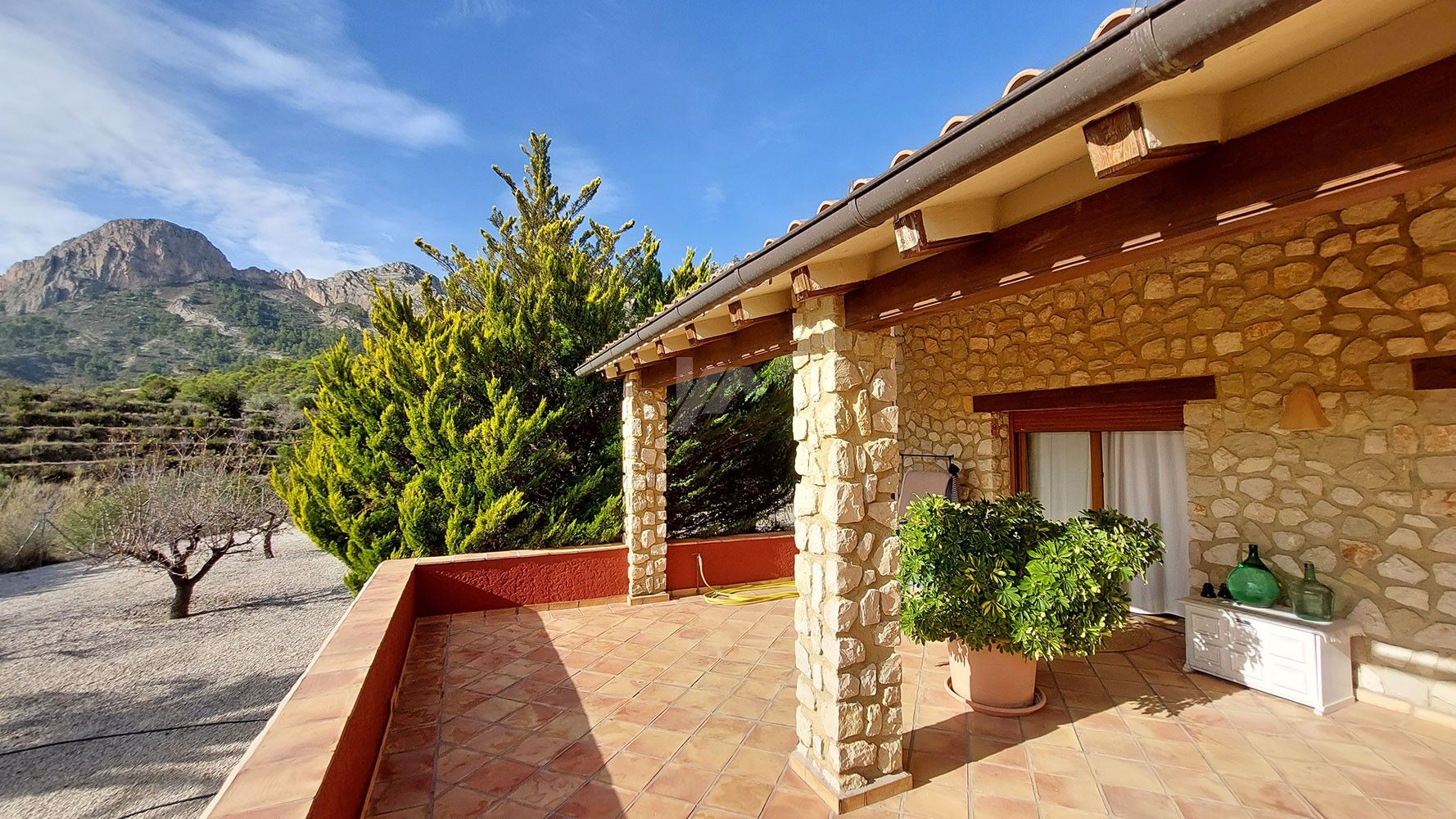 Rustic farm for sale with sea and mountain views in Finestrat, Costa Blanca.