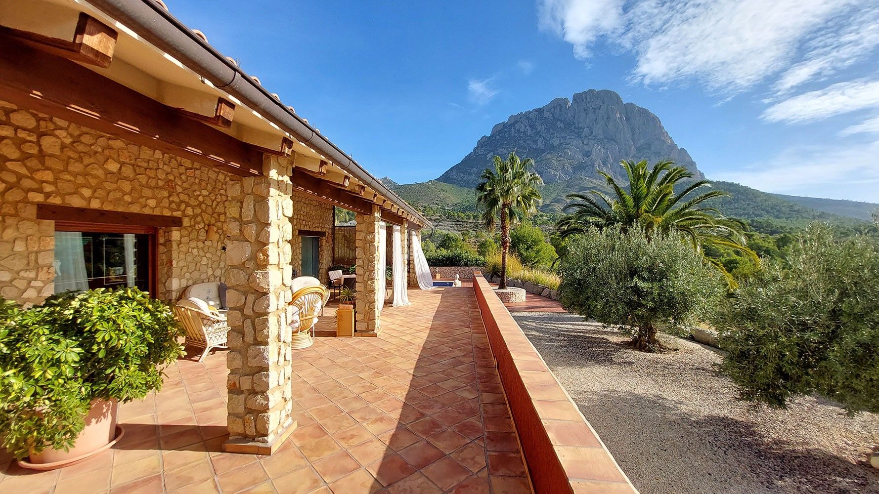 Rustic farm for sale with sea and mountain views in Finestrat, Costa Blanca.