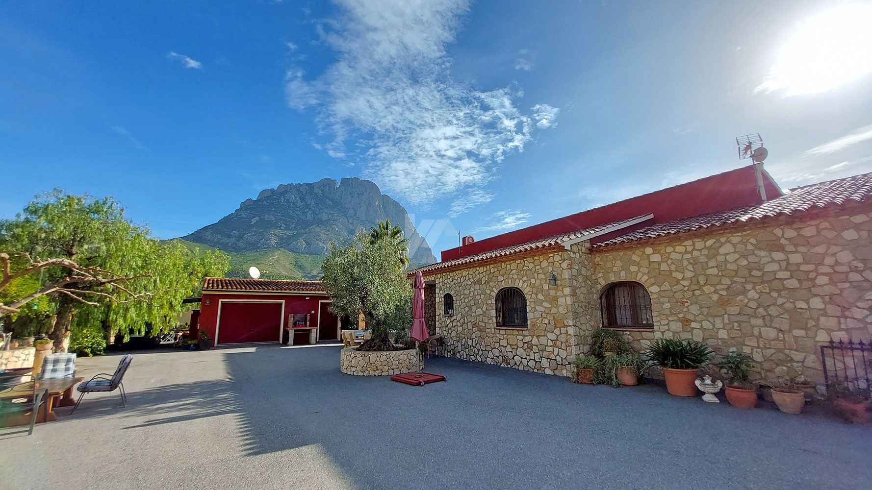 Rustic farm for sale with sea and mountain views in Finestrat, Costa Blanca.