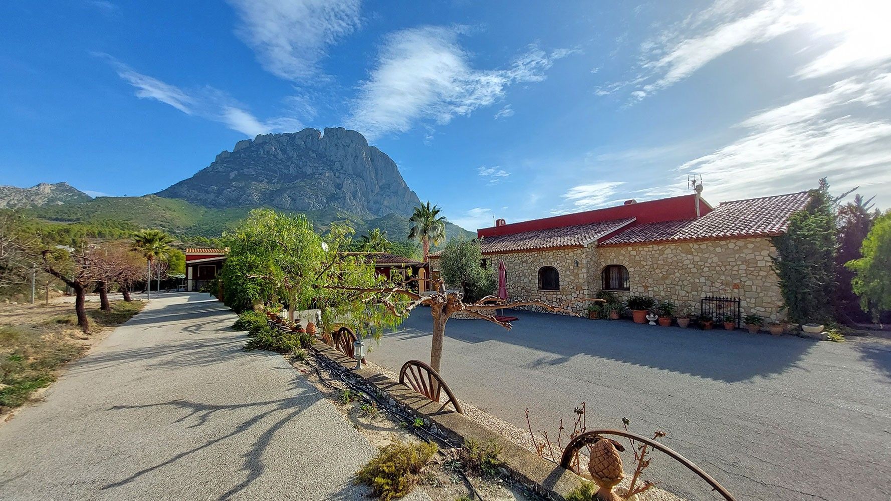 Rustic farm for sale with sea and mountain views in Finestrat, Costa Blanca.