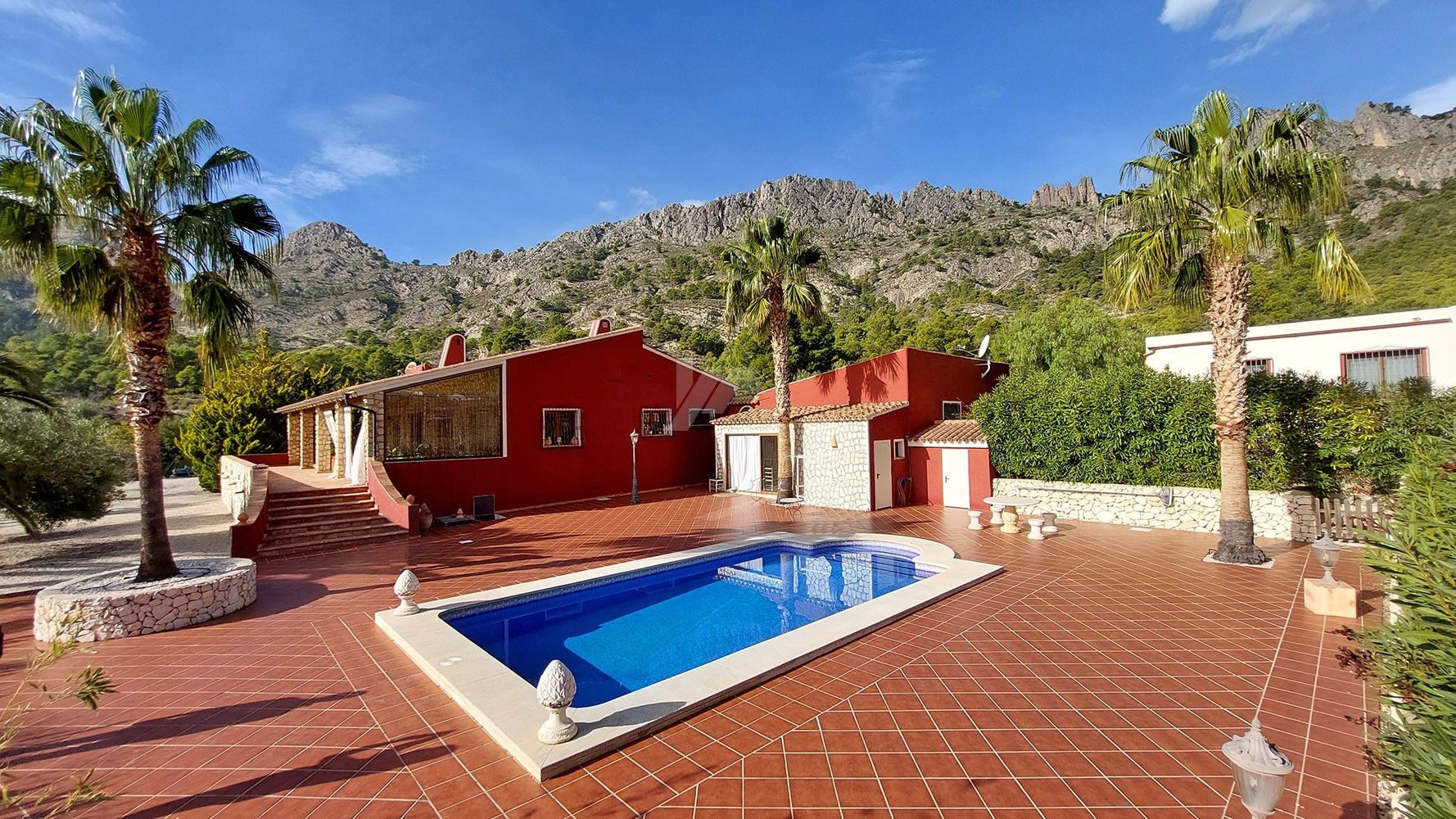 Rustic farm for sale with sea and mountain views in Finestrat, Costa Blanca.
