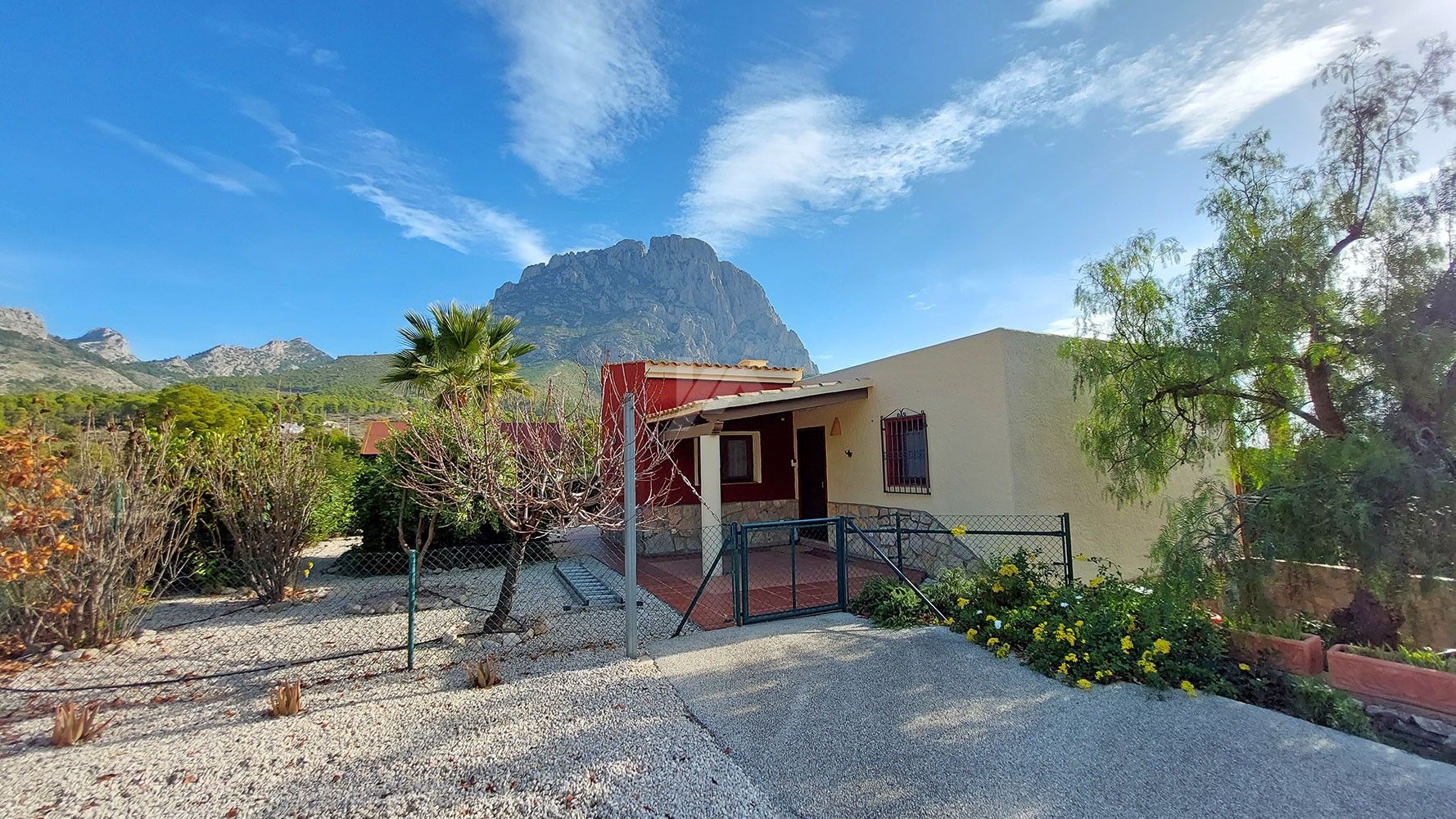 Rustic farm for sale with sea and mountain views in Finestrat, Costa Blanca.