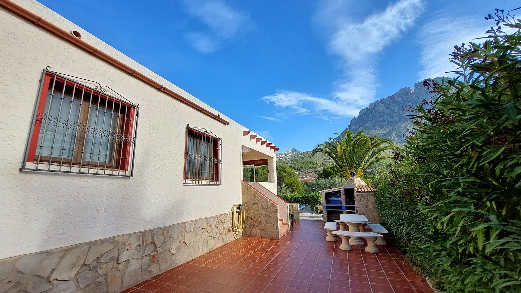 Rustic farm for sale with sea and mountain views in Finestrat, Costa Blanca.