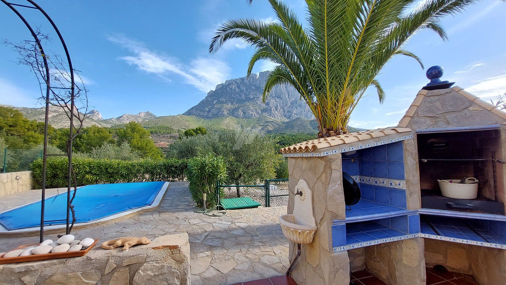 Rustic farm for sale with sea and mountain views in Finestrat, Costa Blanca.