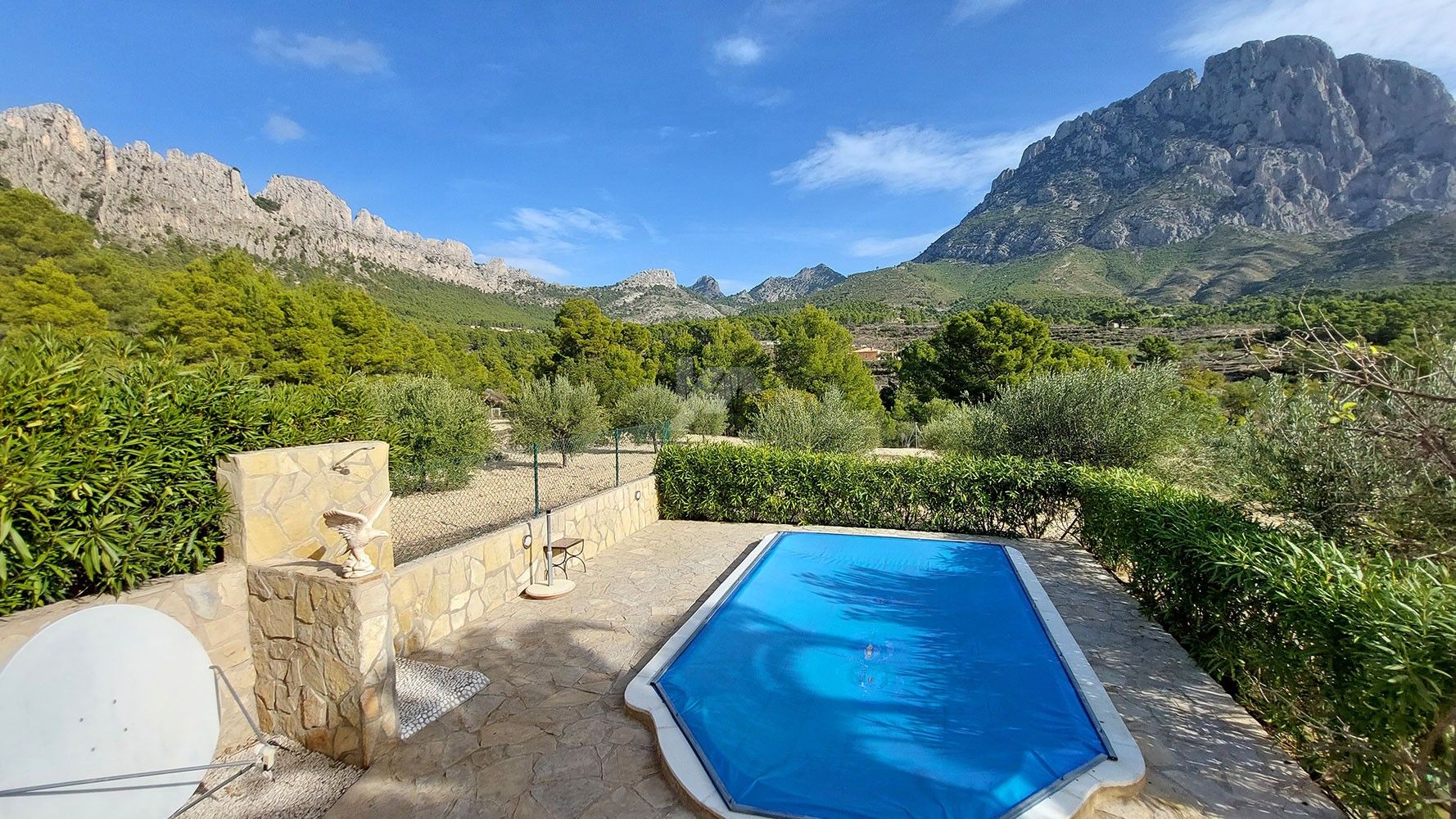 Rustic farm for sale with sea and mountain views in Finestrat, Costa Blanca.