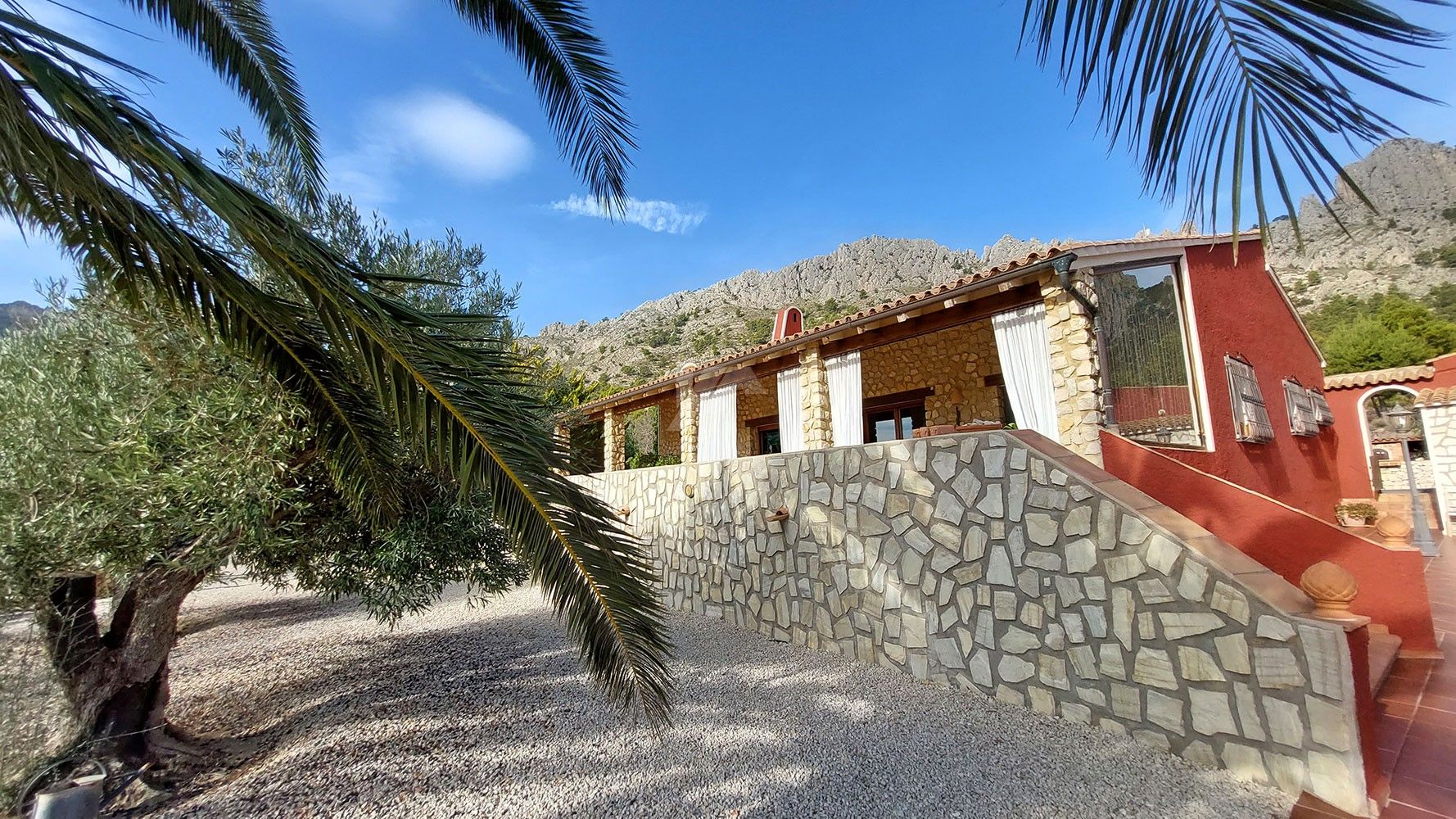 Rustic farm for sale with sea and mountain views in Finestrat, Costa Blanca.