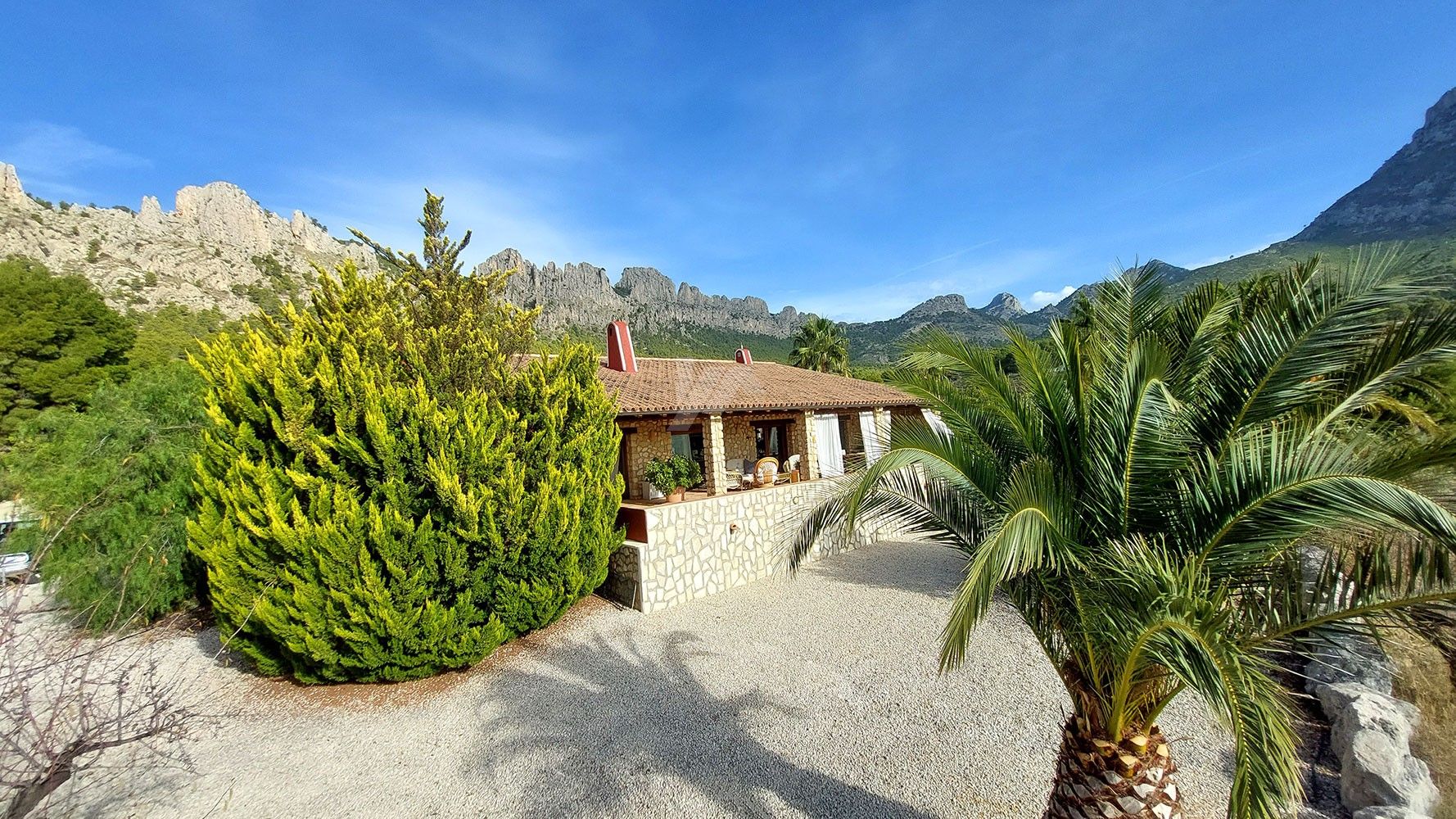Rustic farm for sale with sea and mountain views in Finestrat, Costa Blanca.