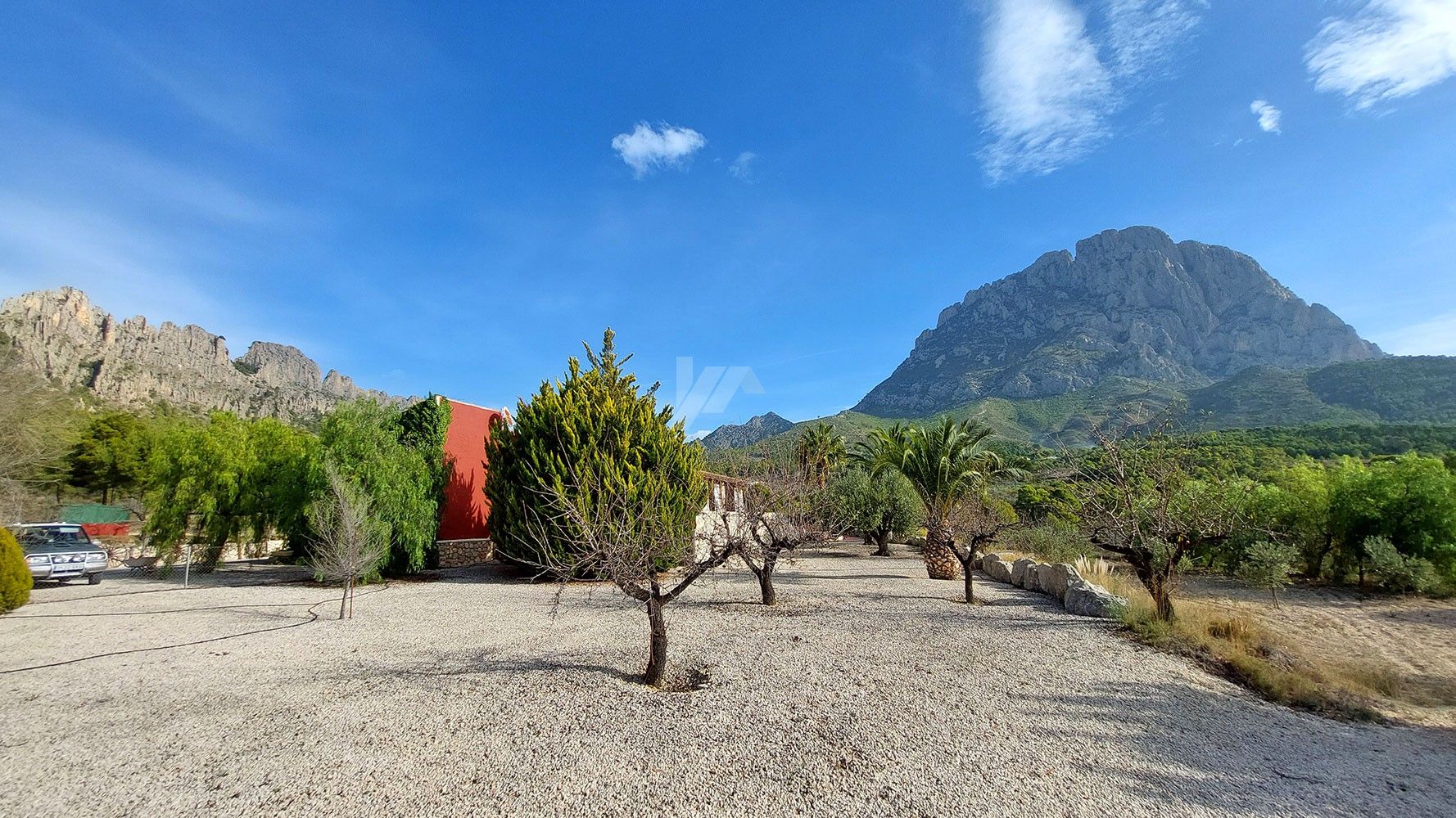 Rustic farm for sale with sea and mountain views in Finestrat, Costa Blanca.