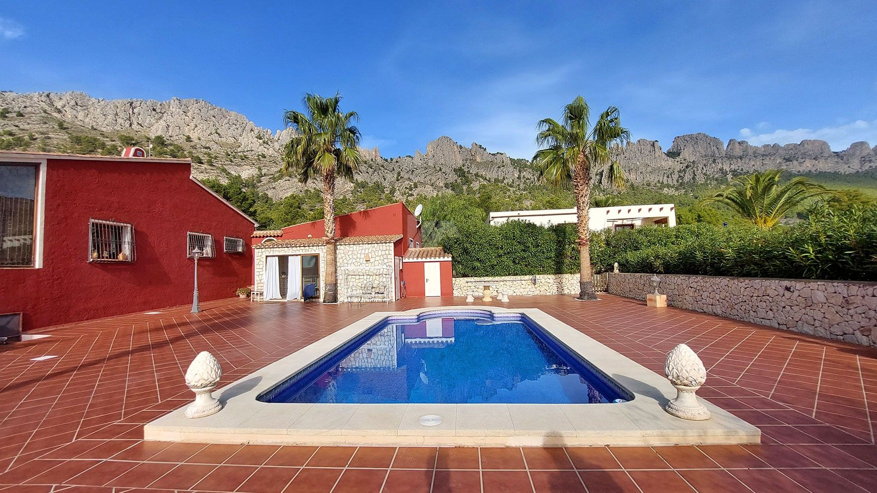 Rustic farm for sale with sea and mountain views in Finestrat, Costa Blanca.