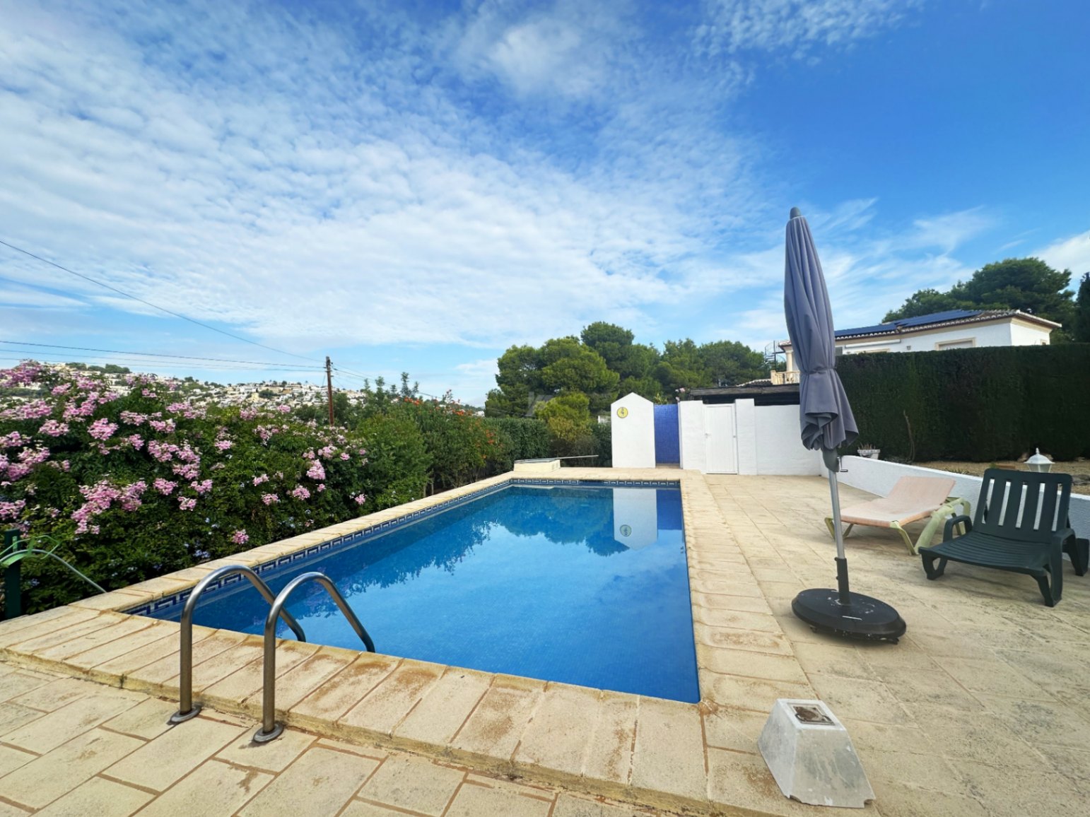 Villa en venta en Moraira con piscina privada y parcela llana.