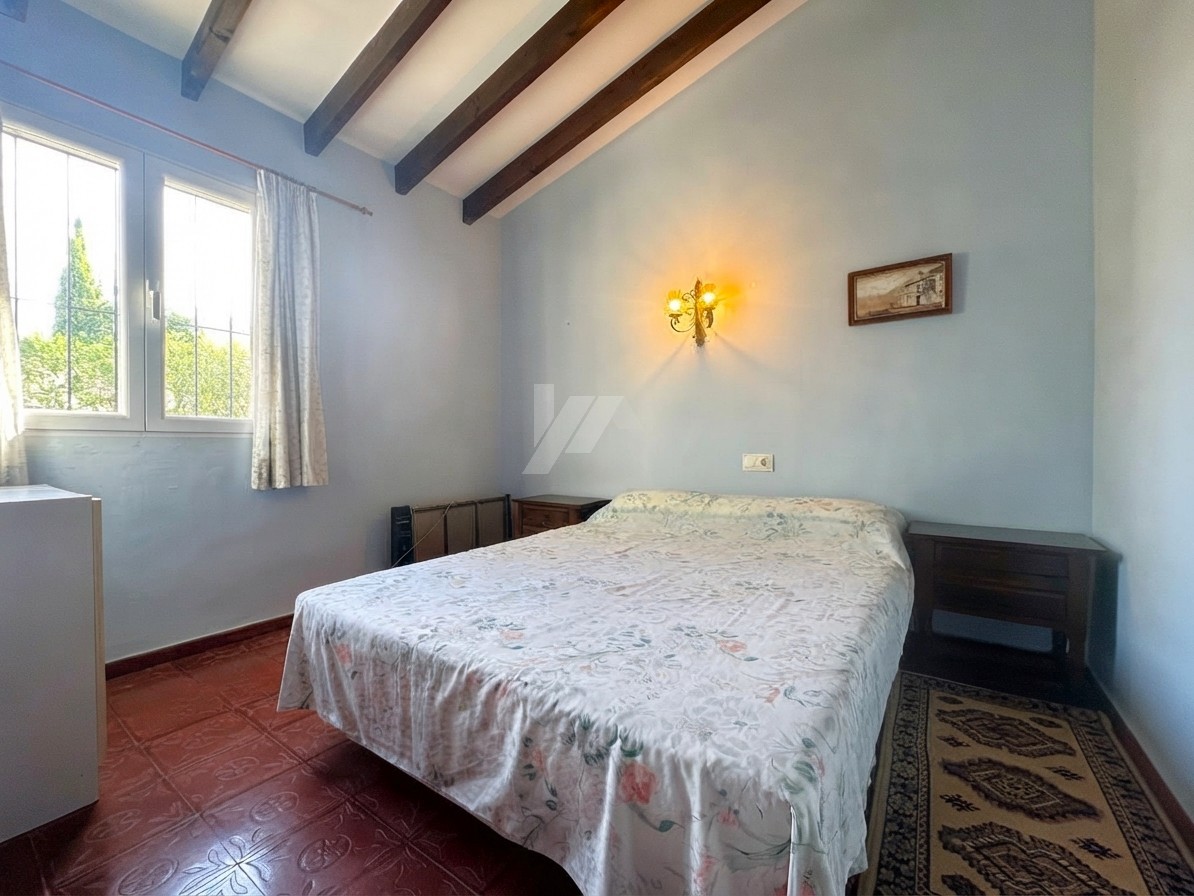 Villa en venta en Moraira con piscina privada y parcela llana.
