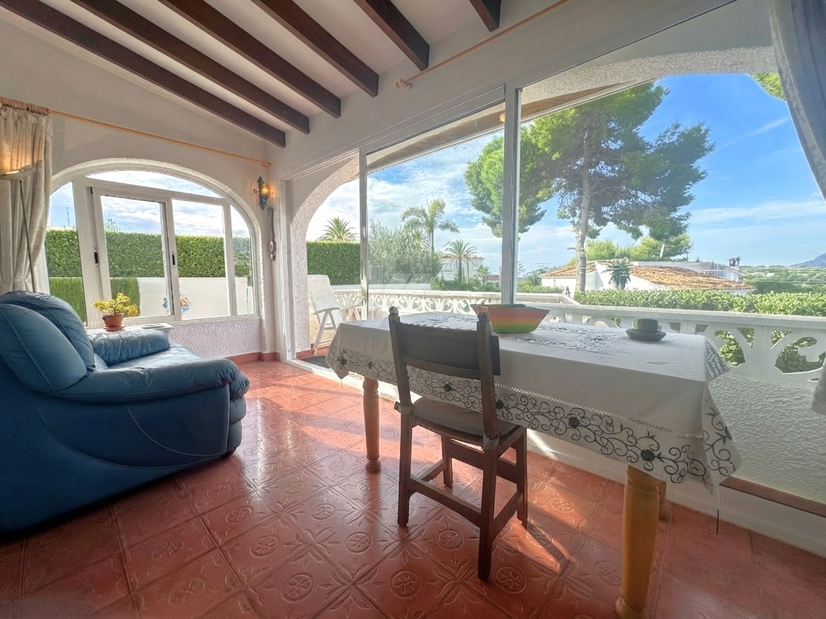 Villa en venta en Moraira con piscina privada y parcela llana.