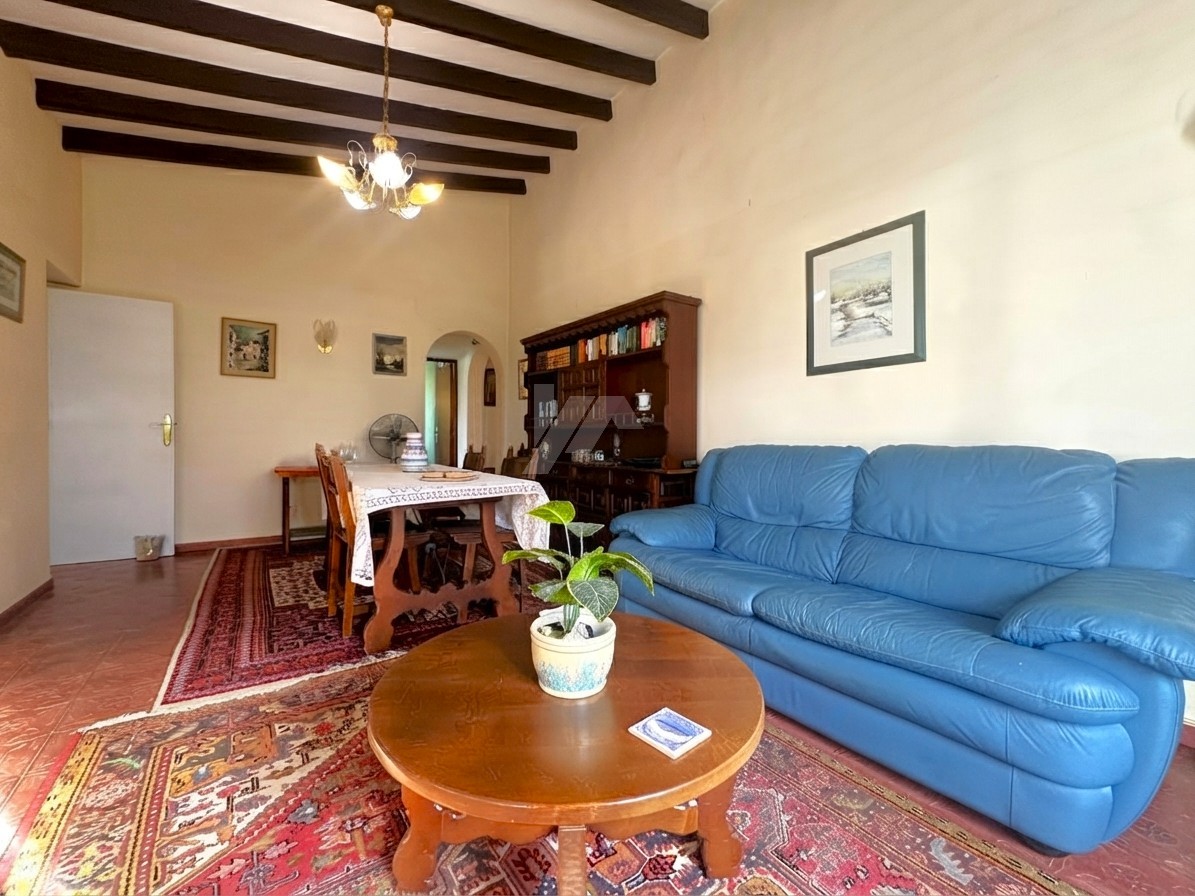 Villa en venta en Moraira con piscina privada y parcela llana.