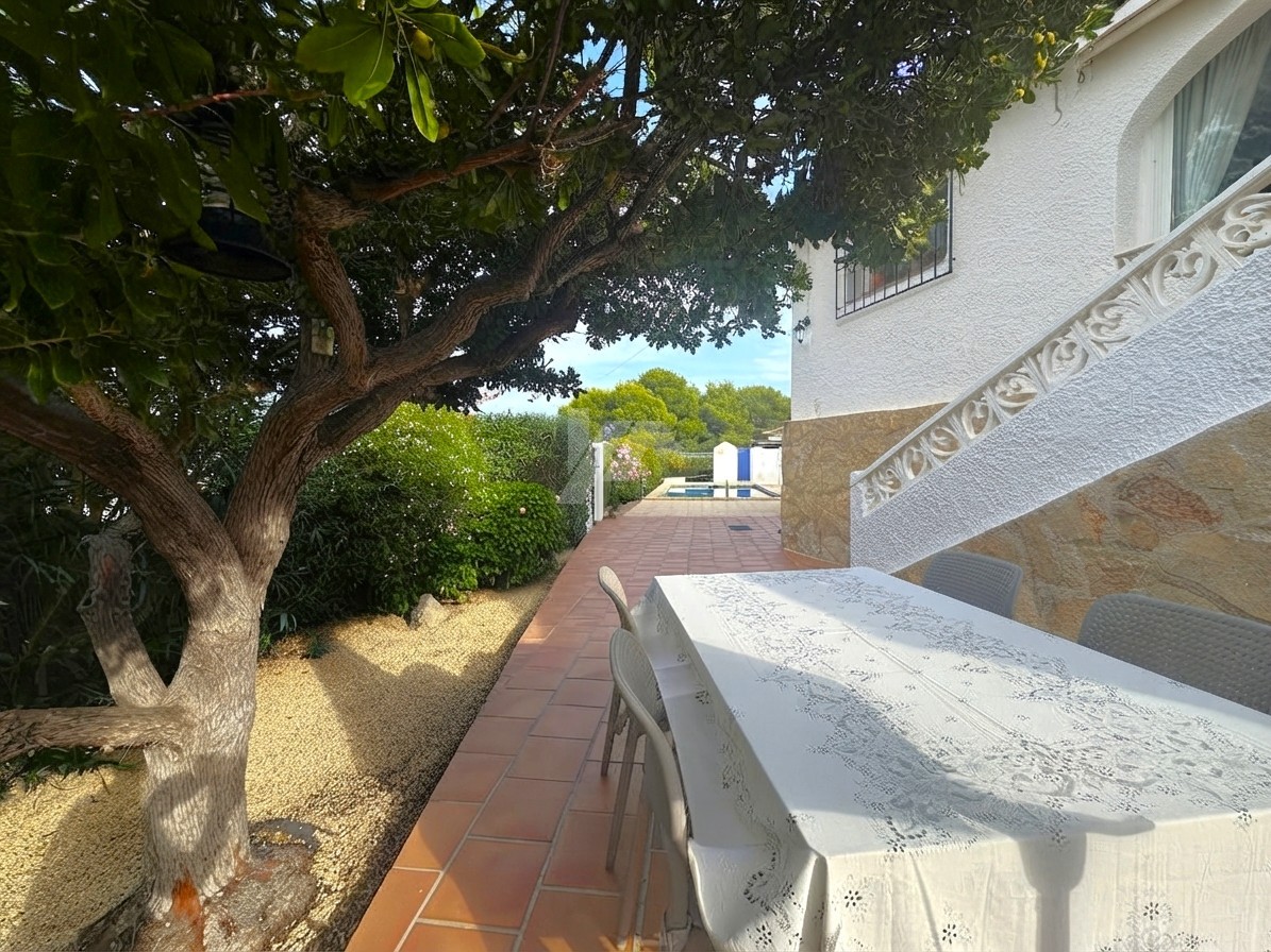 Villa en venta en Moraira con piscina privada y parcela llana.