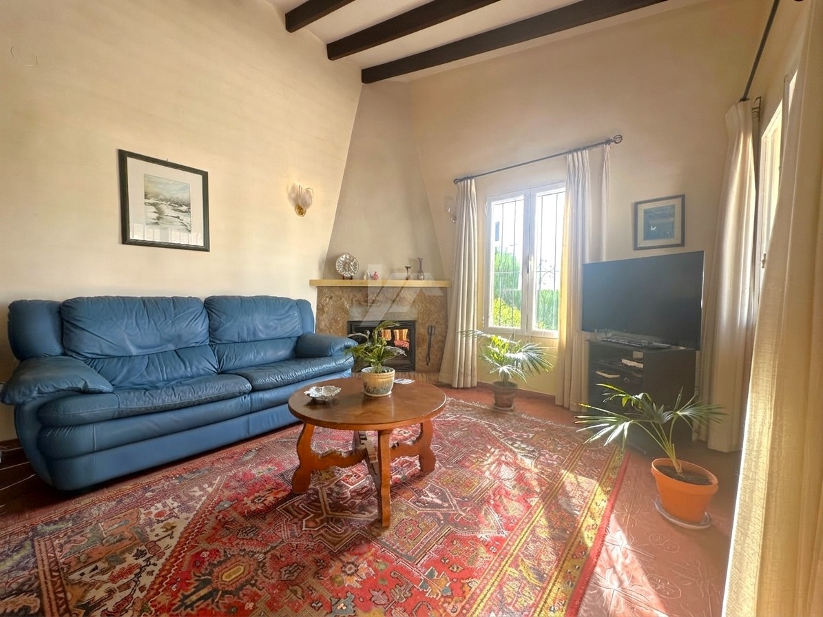 Villa en venta en Moraira con piscina privada y parcela llana.