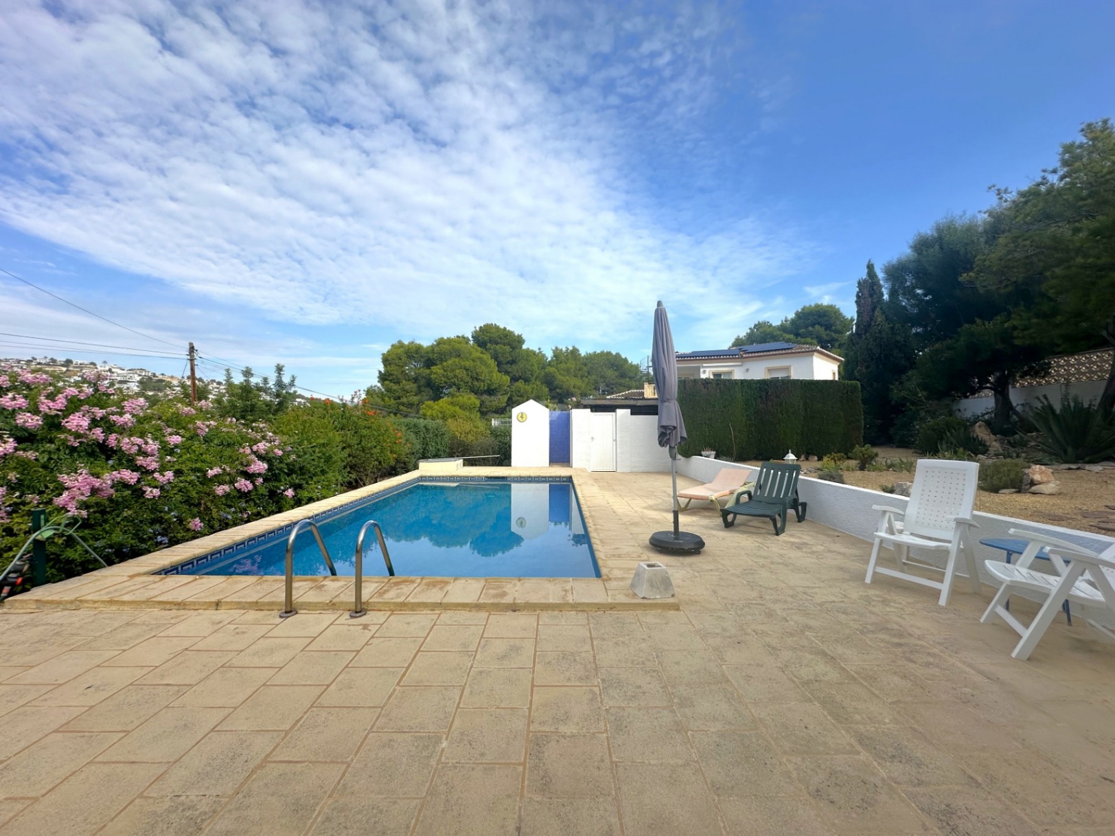 Villa en venta en Moraira con piscina privada y parcela llana.