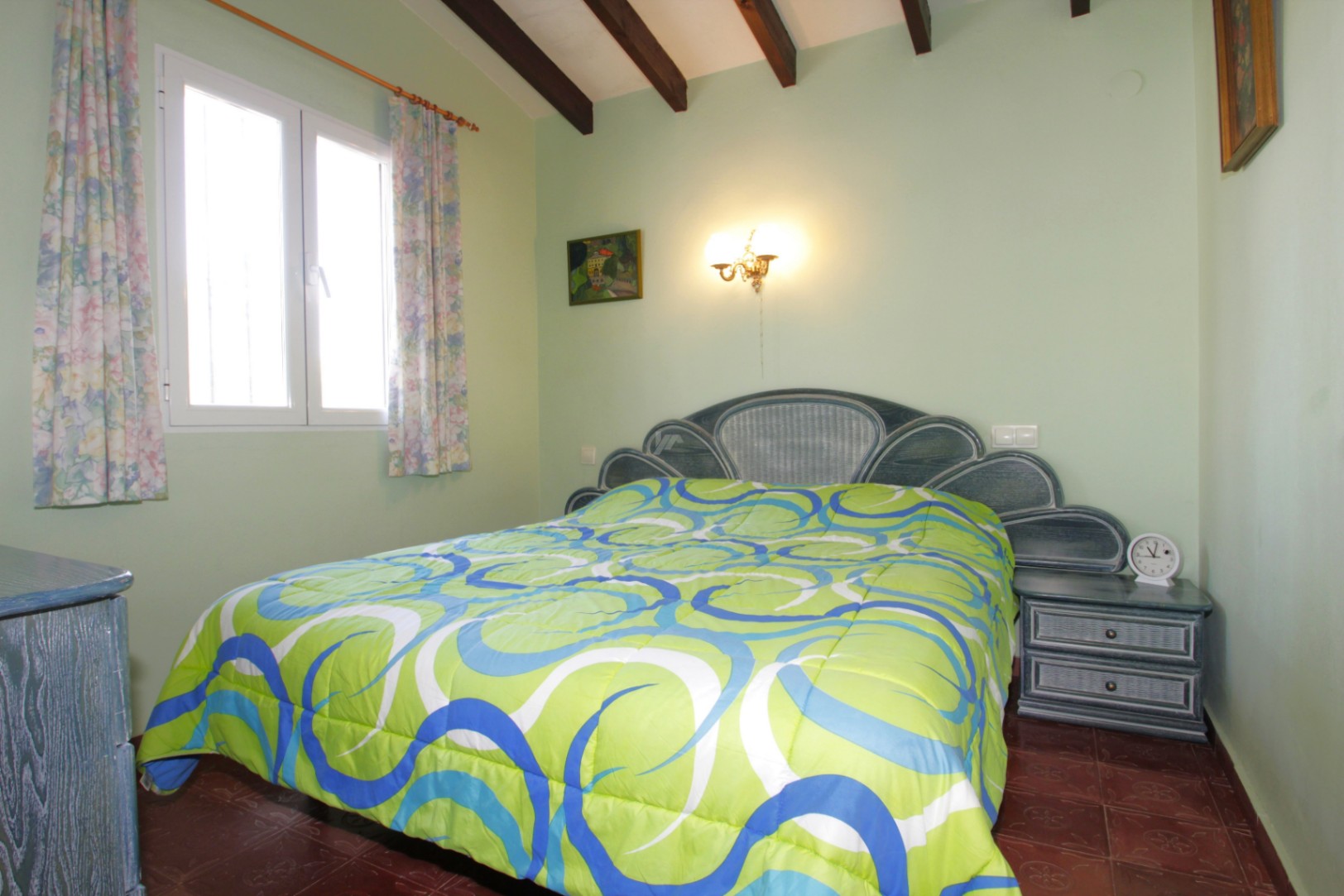 Villa en venta en Moraira con piscina privada y parcela llana.