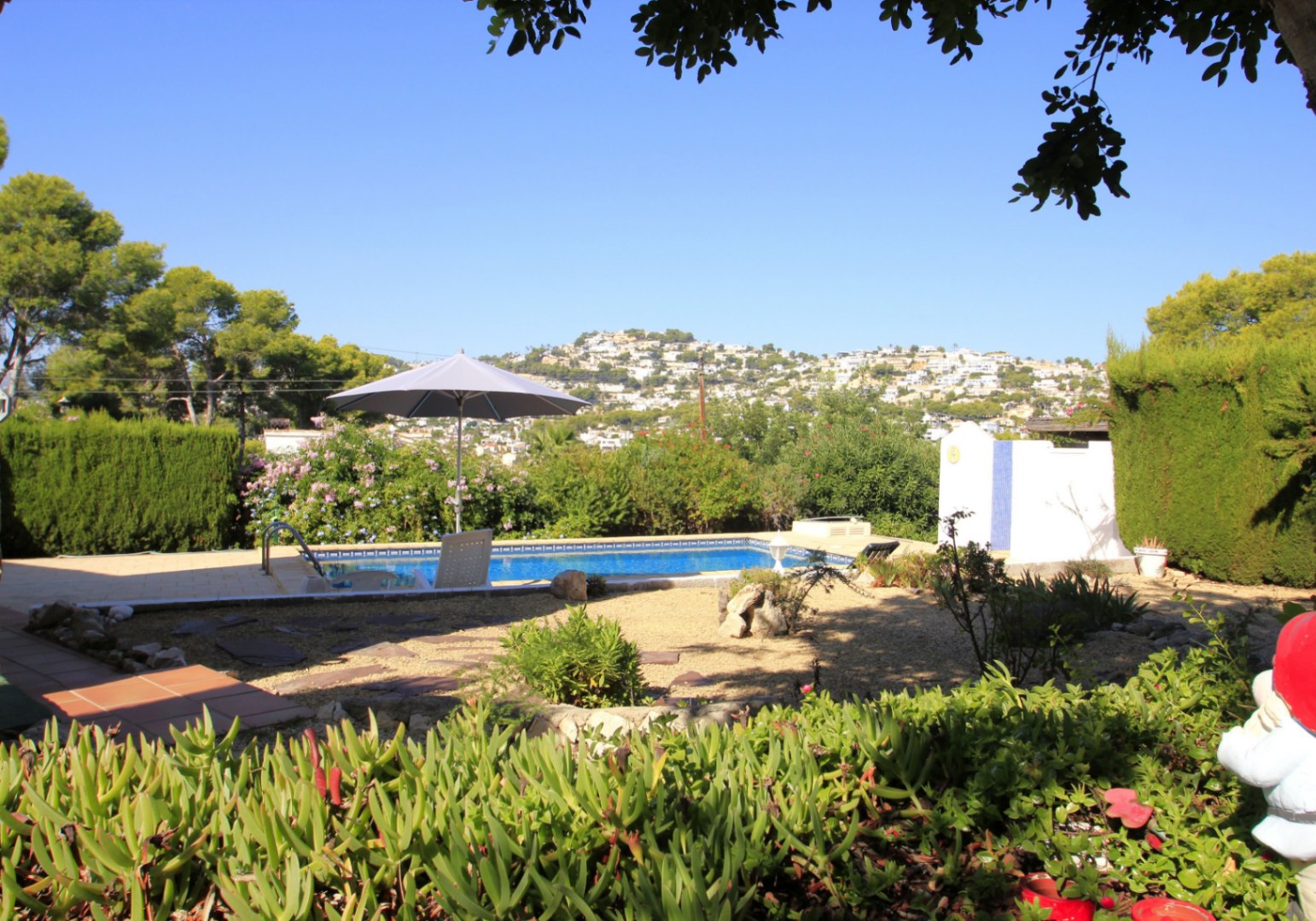 Villa en venta en Moraira con piscina privada y parcela llana.