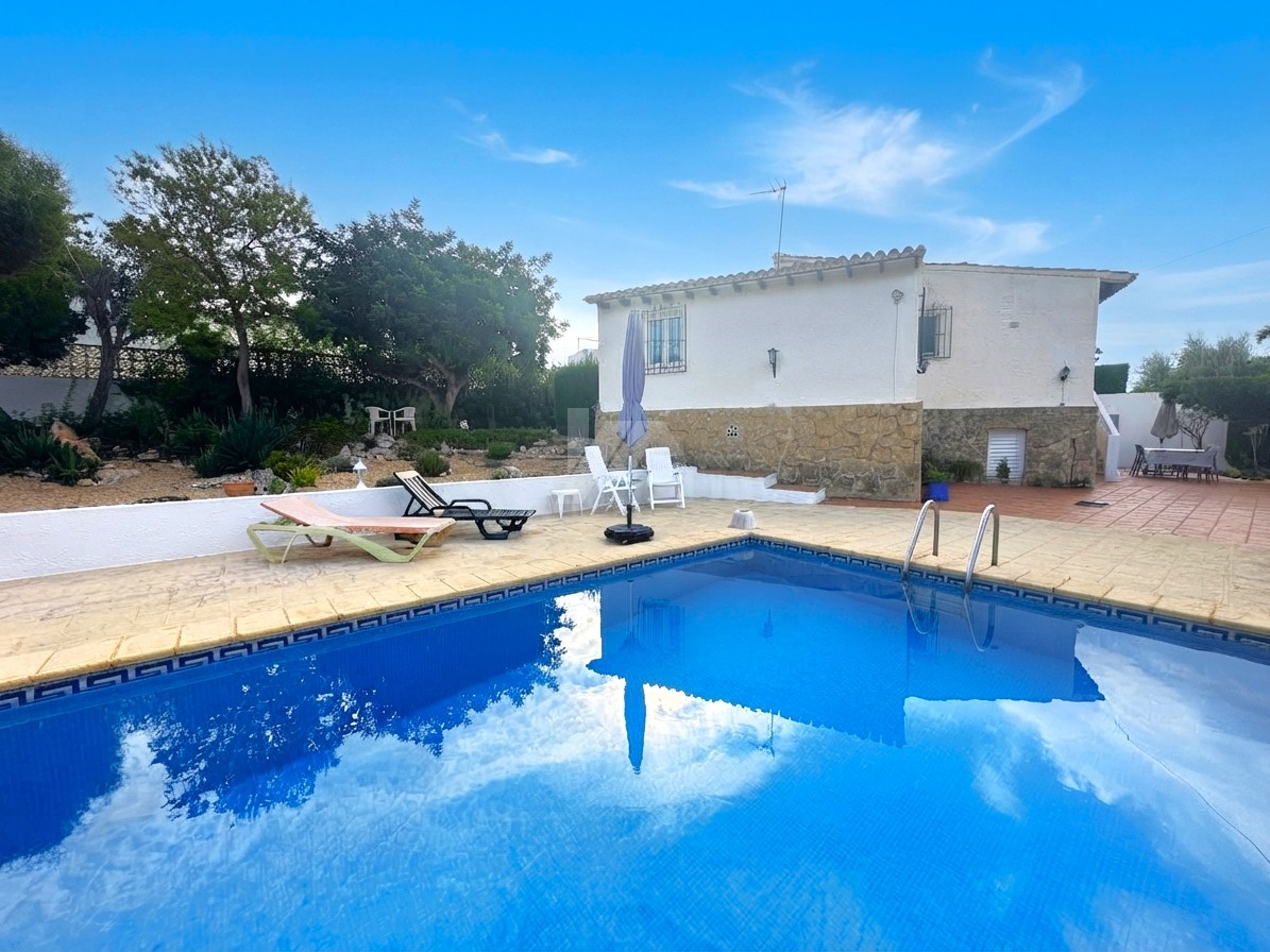 Villa en venta en Moraira con piscina privada y parcela llana.
