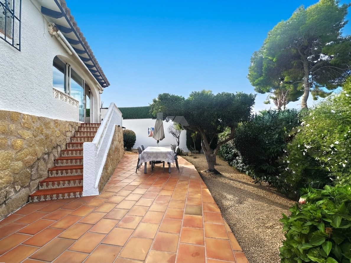 Villa en venta en Moraira con piscina privada y parcela llana.