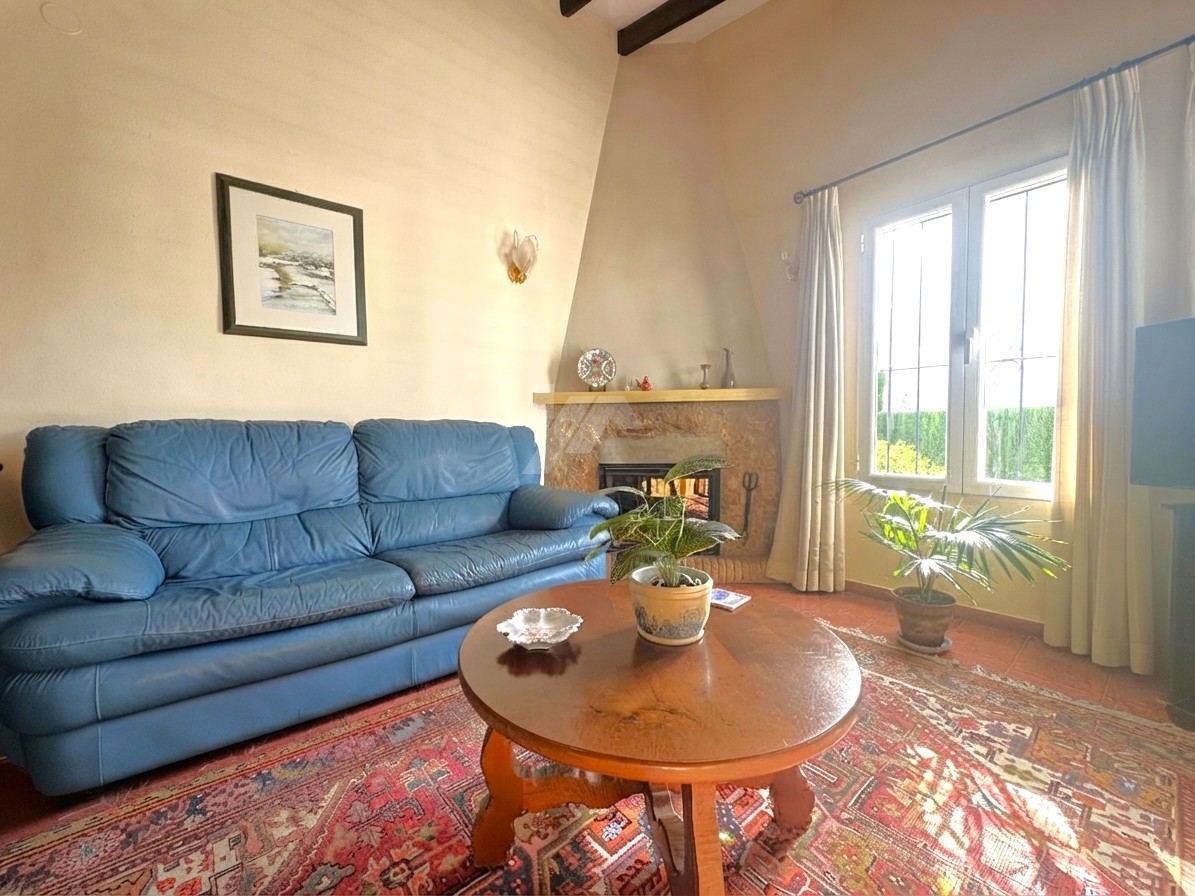 Villa en venta en Moraira con piscina privada y parcela llana.