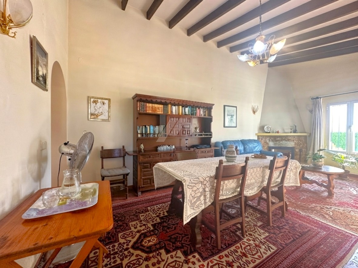 Villa en venta en Moraira con piscina privada y parcela llana.