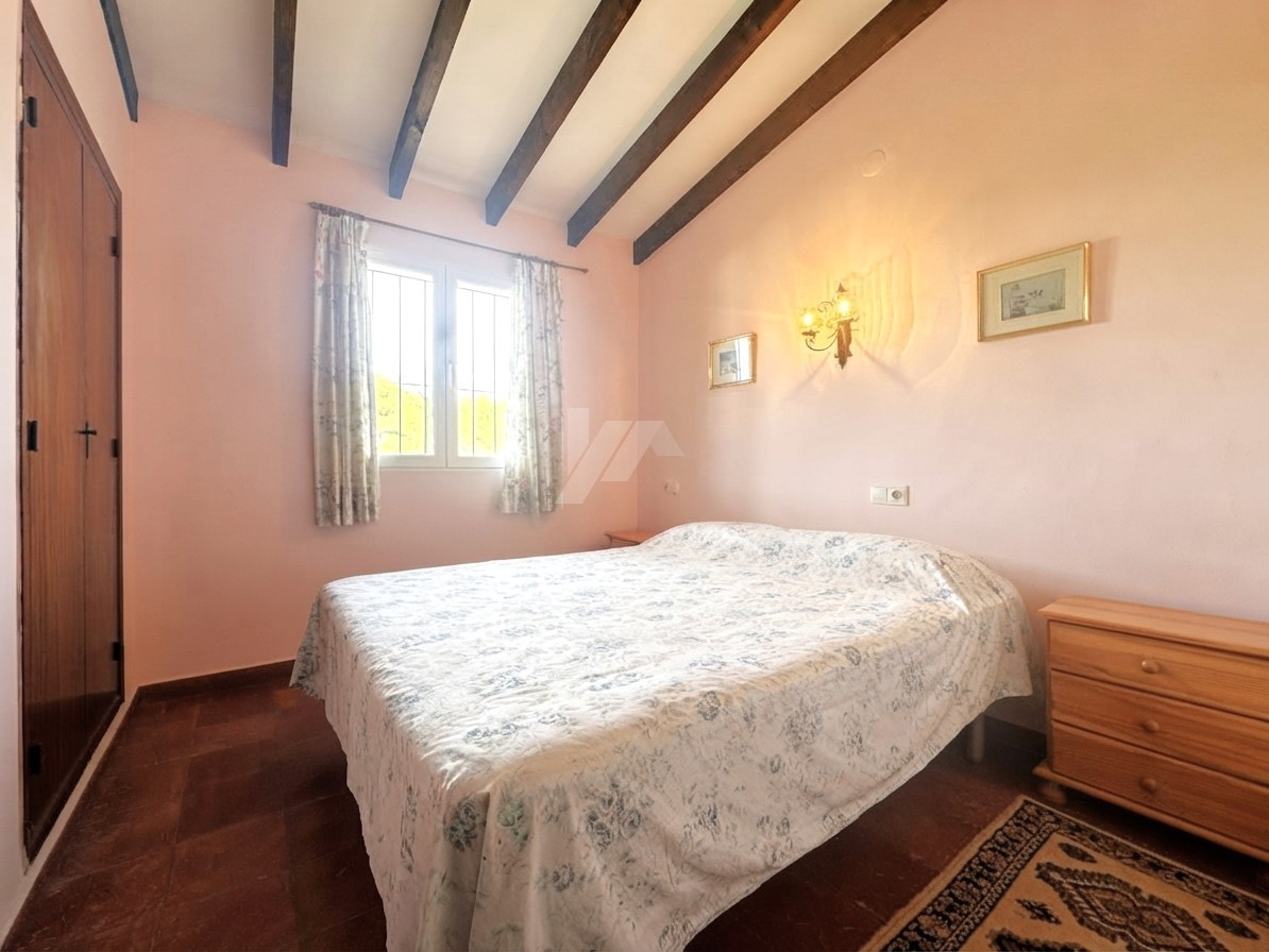 Villa en venta en Moraira con piscina privada y parcela llana.