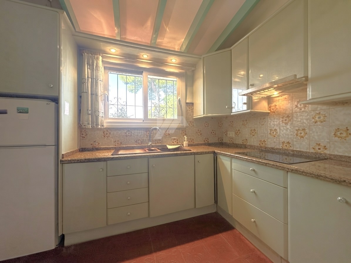 Villa en venta en Moraira con piscina privada y parcela llana.