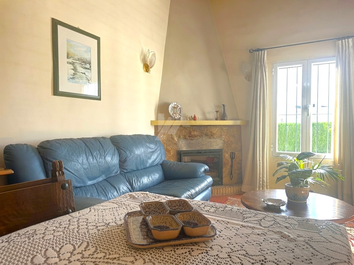 Villa en venta en Moraira con piscina privada y parcela llana.