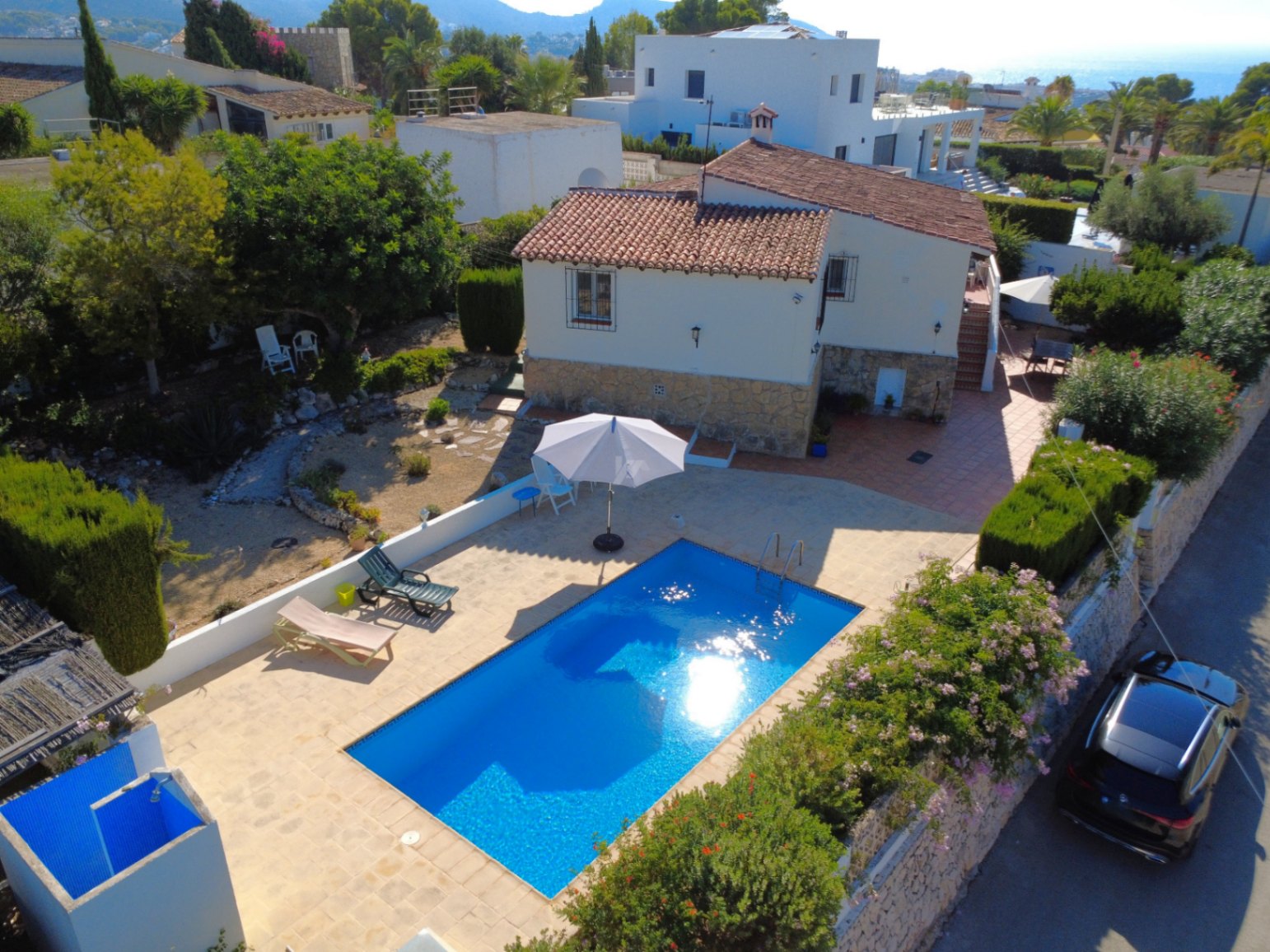 Villa en venta en Moraira con piscina privada y parcela llana.