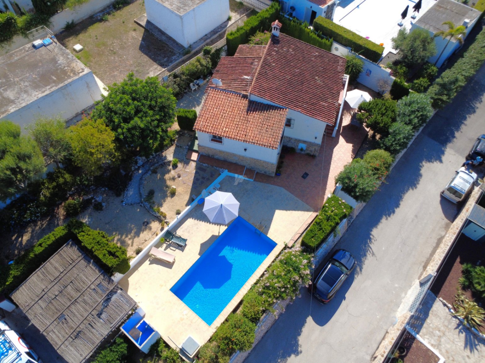 Villa en venta en Moraira con piscina privada y parcela llana.