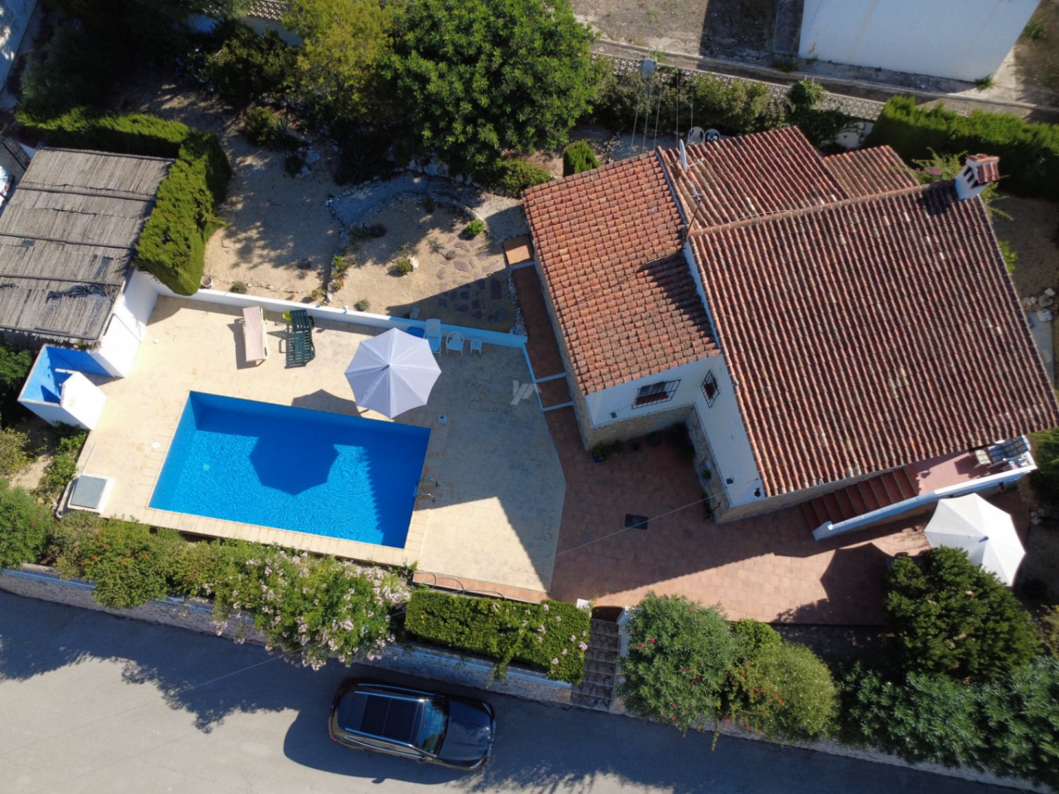 Villa en venta en Moraira con piscina privada y parcela llana.
