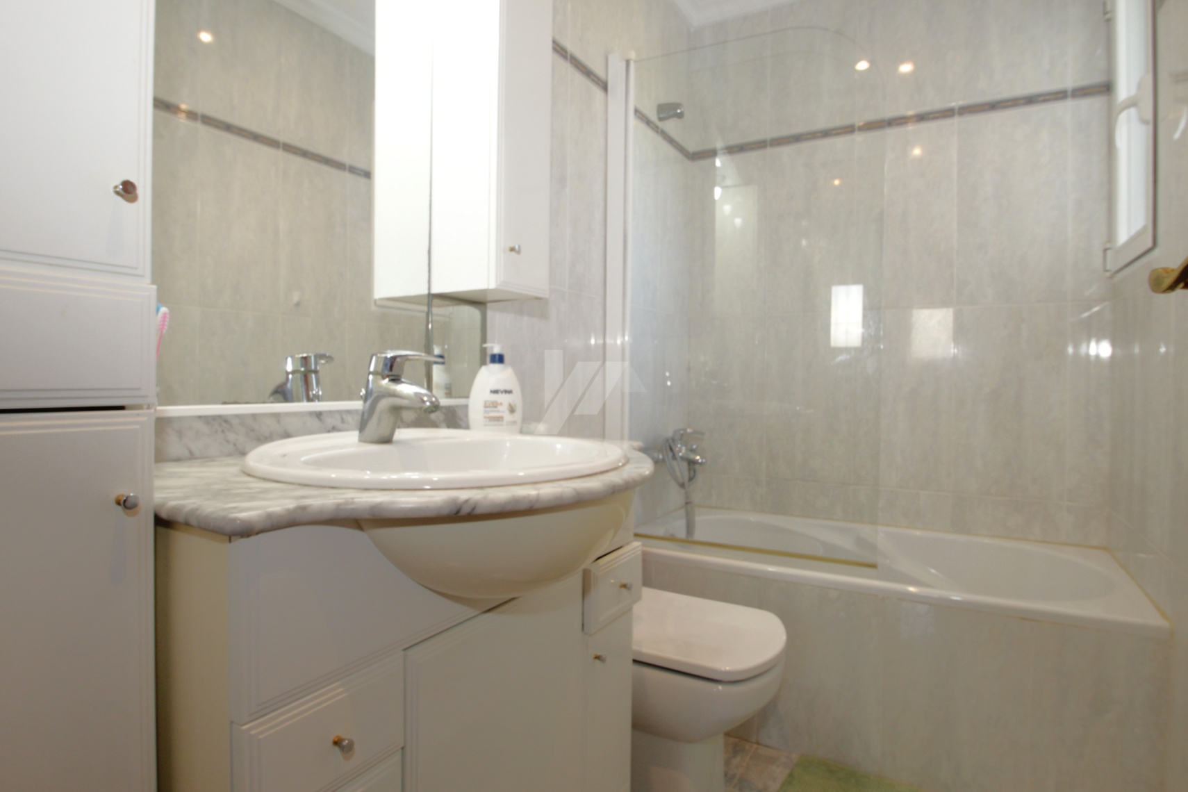 Villa en venta en Moraira con piscina privada y parcela llana.