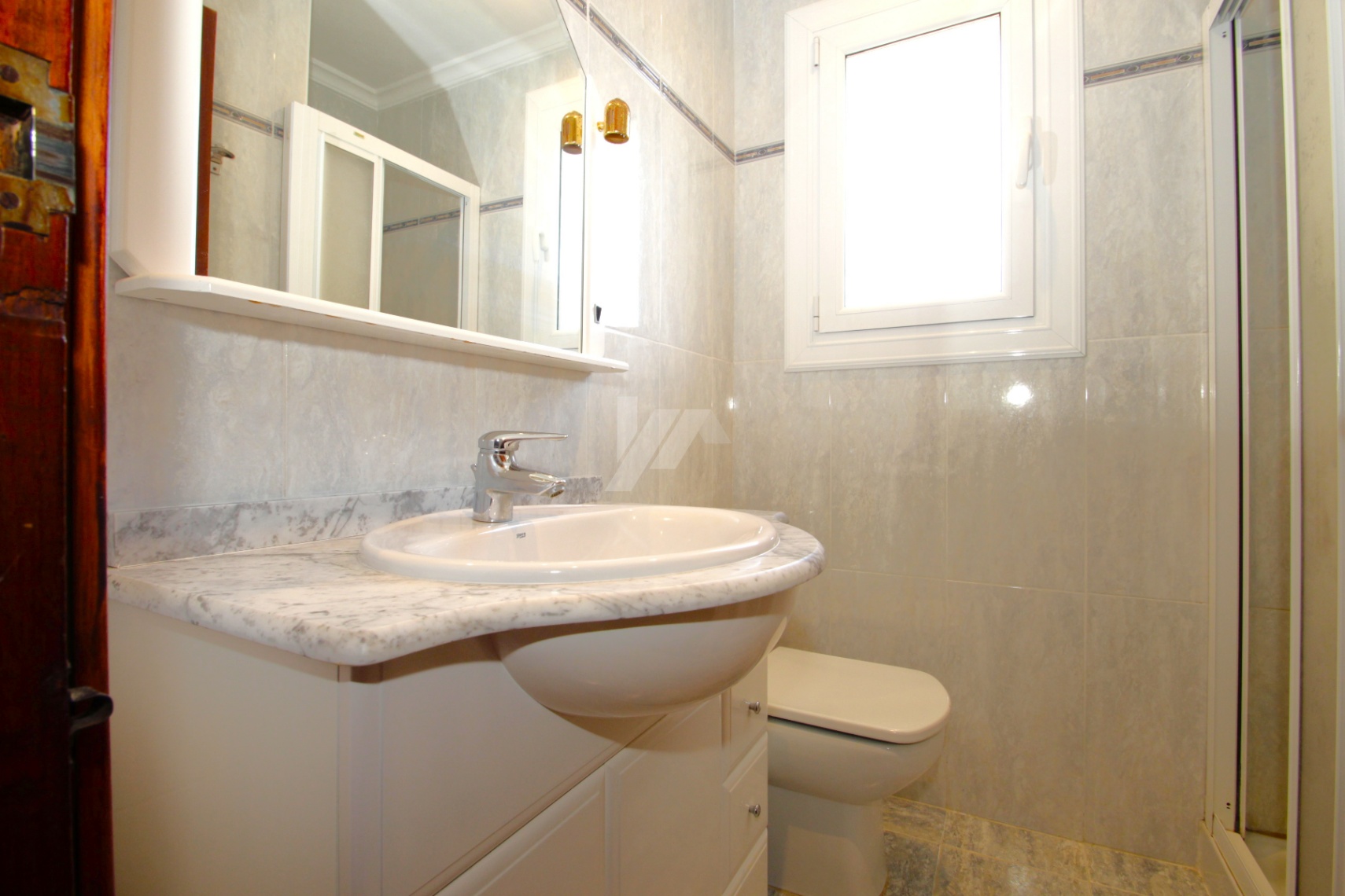 Villa en venta en Moraira con piscina privada y parcela llana.