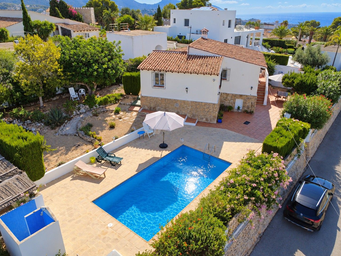 Villa zu verkaufen in Moraira mit privatpool und ebener Fläche.