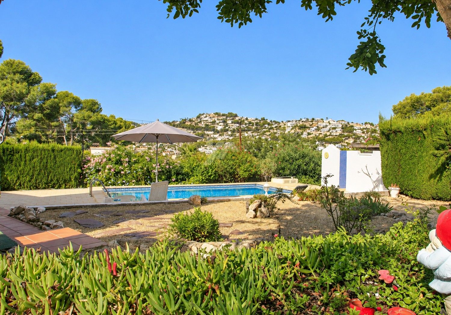 Villa zu verkaufen in Moraira mit privatpool und ebener Fläche.