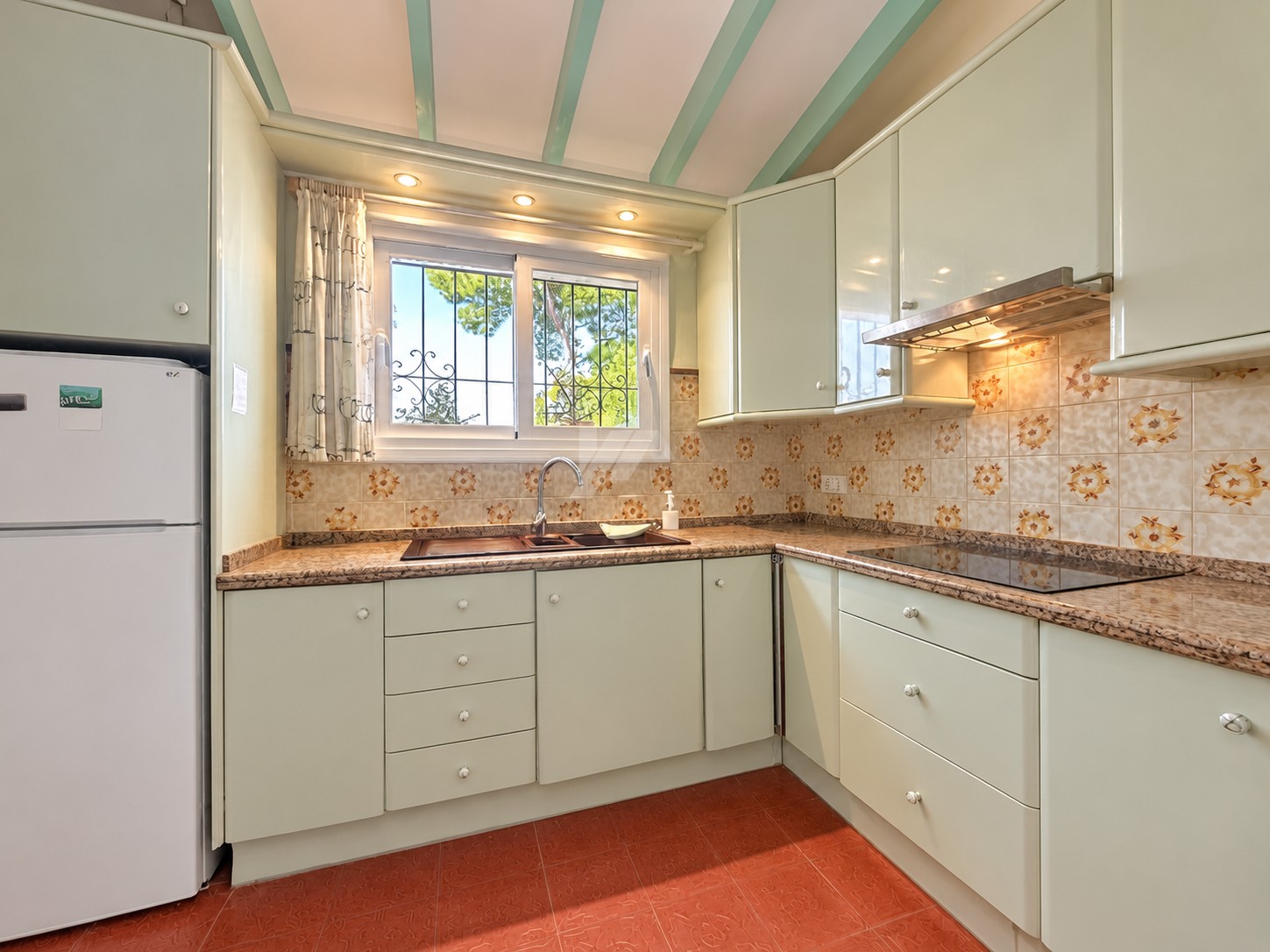 Villa zu verkaufen in Moraira mit privatpool und ebener Fläche.