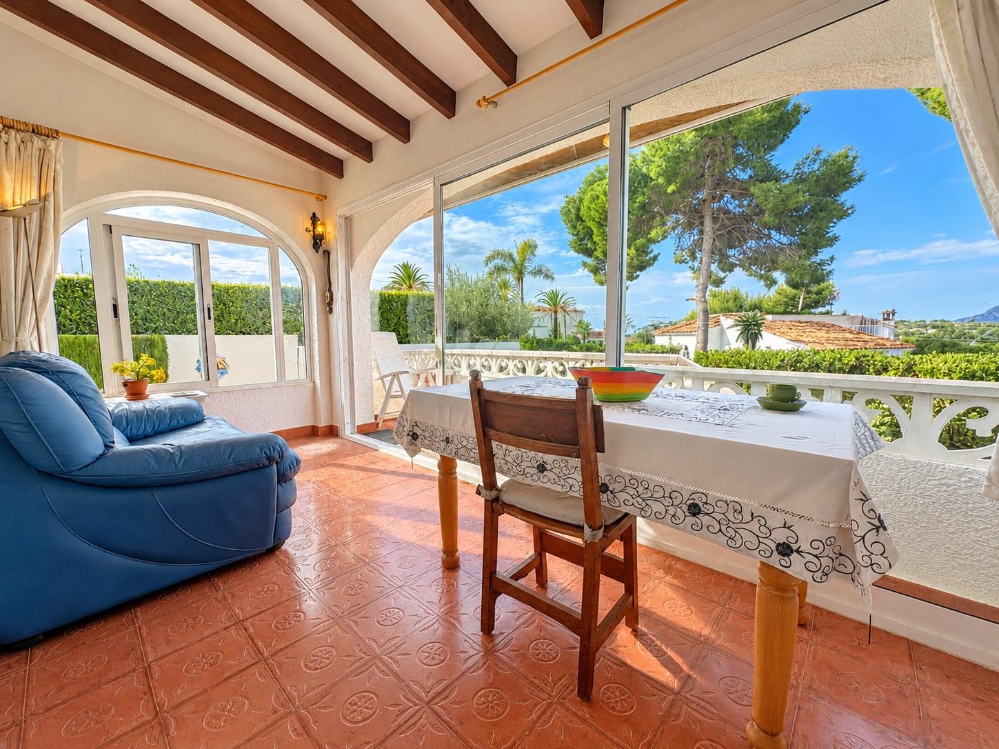 Villa zu verkaufen in Moraira mit privatpool und ebener Fläche.