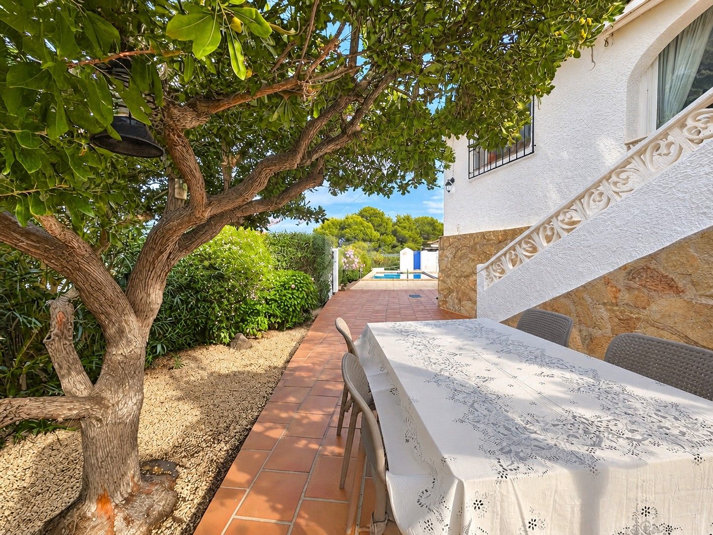 Villa zu verkaufen in Moraira mit privatpool und ebener Fläche.