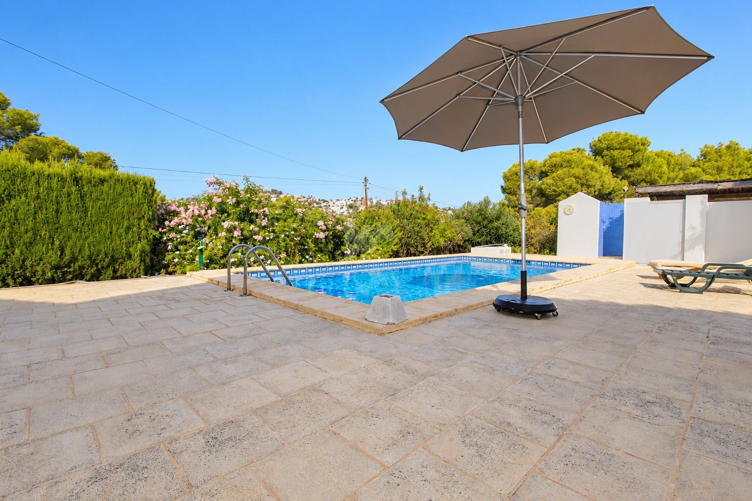 Villa zu verkaufen in Moraira mit privatpool und ebener Fläche.