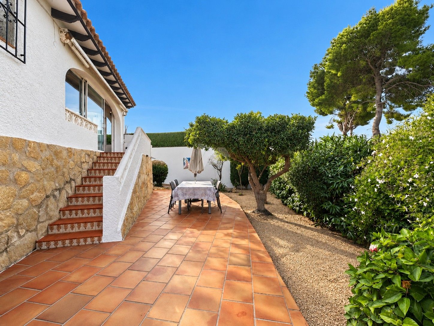 Villa zu verkaufen in Moraira mit privatpool und ebener Fläche.