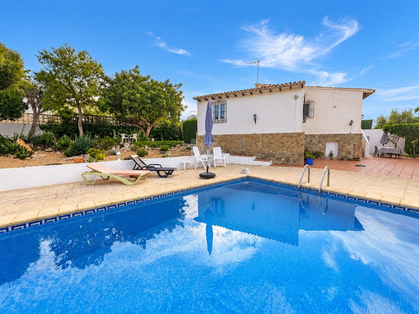 Villa zu verkaufen in Moraira mit privatpool und ebener Fläche.