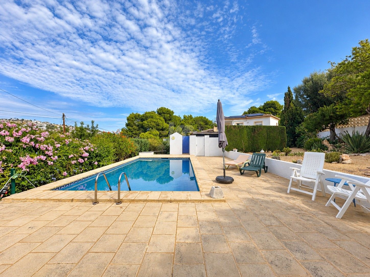 Villa zu verkaufen in Moraira mit privatpool und ebener Fläche.