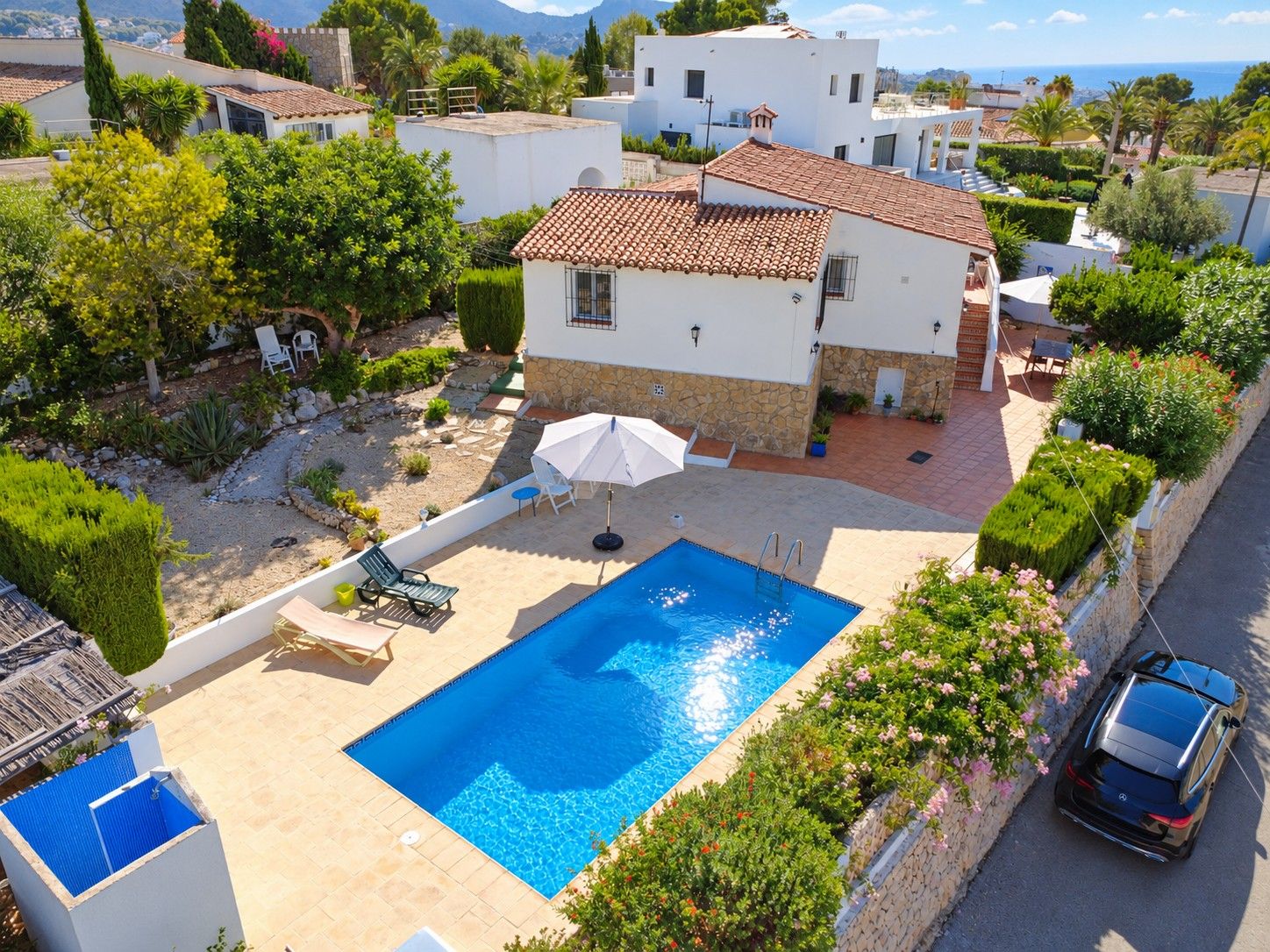 Villa zu verkaufen in Moraira mit privatpool und ebener Fläche.