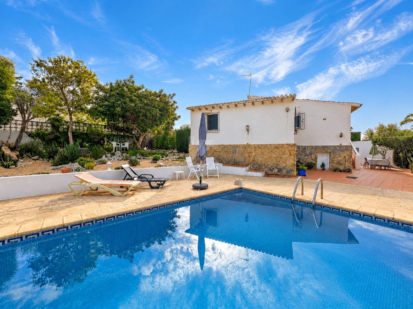 Villa zu verkaufen in Moraira mit privatpool und ebener Fläche.