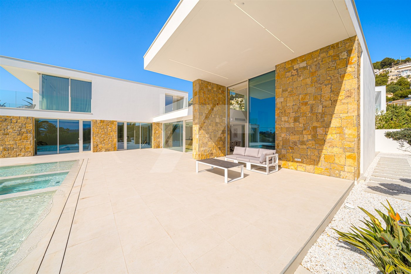 Luxe moderne villa te koop met uitzicht op zee in Moraira.