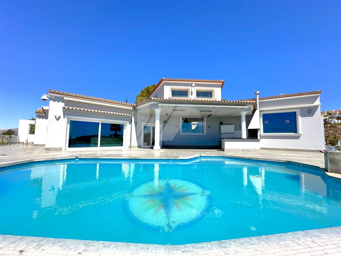 Villa met panoramisch zeezicht te koop in Moraira, Costa Blanca.
