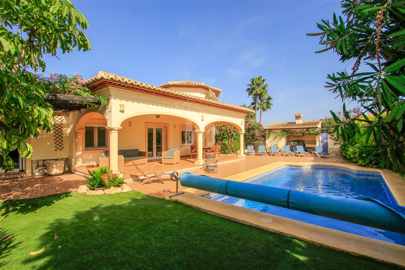 Villa for sale in Moraira, walking distance to town.