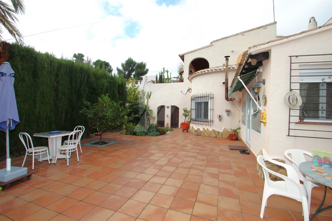 Villa for sale in Moraira on a double plot, close to town.